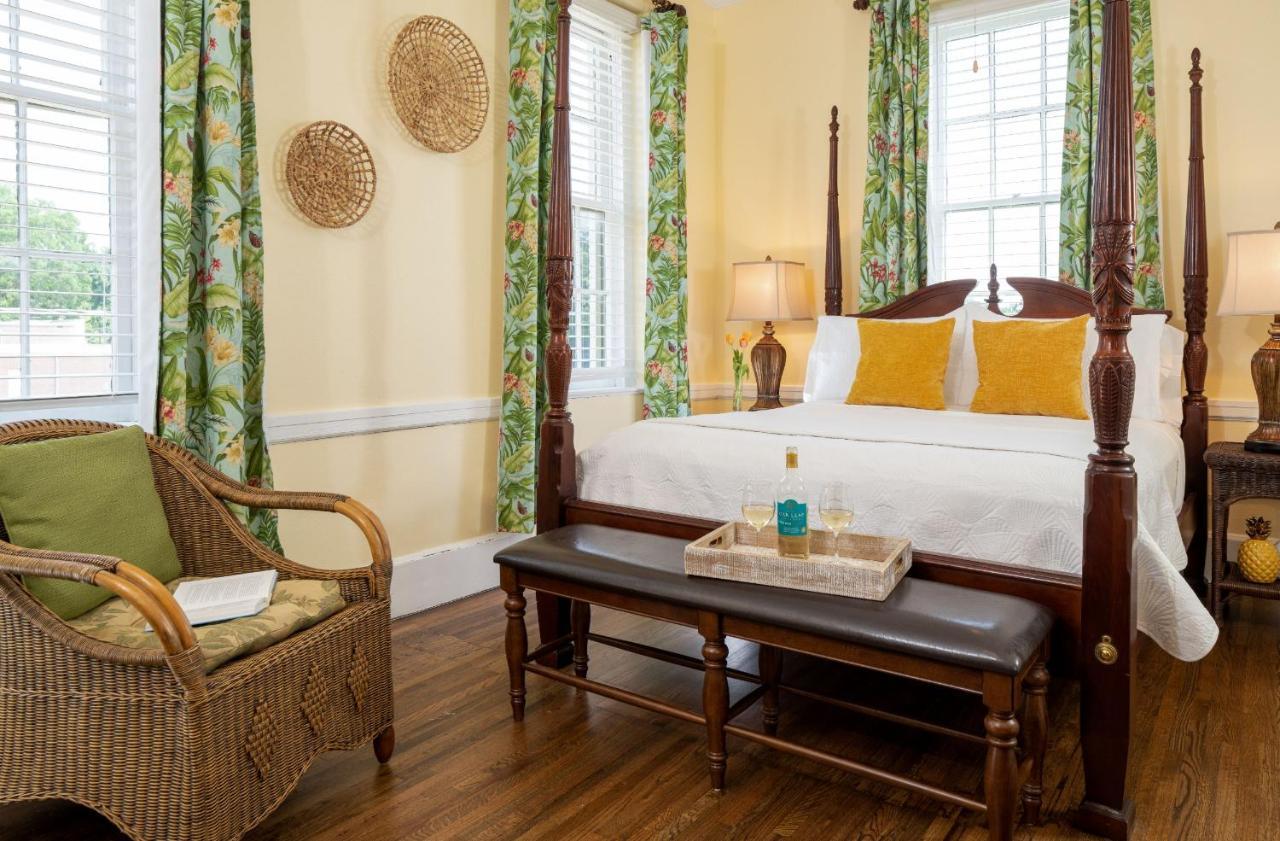 Magnolia Manor And Chapel Bed & Breakfast Humboldt Bagian luar foto