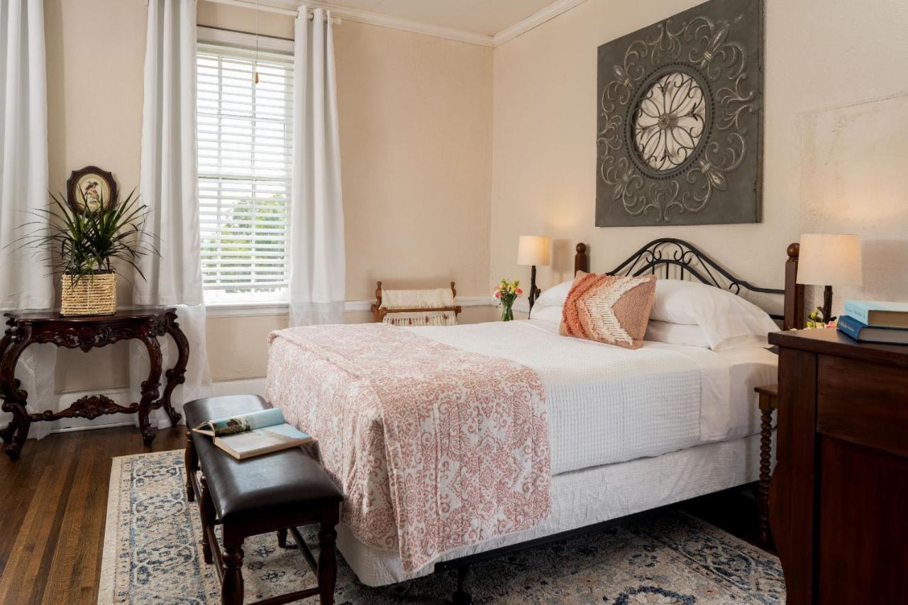 Magnolia Manor And Chapel Bed & Breakfast Humboldt Bagian luar foto