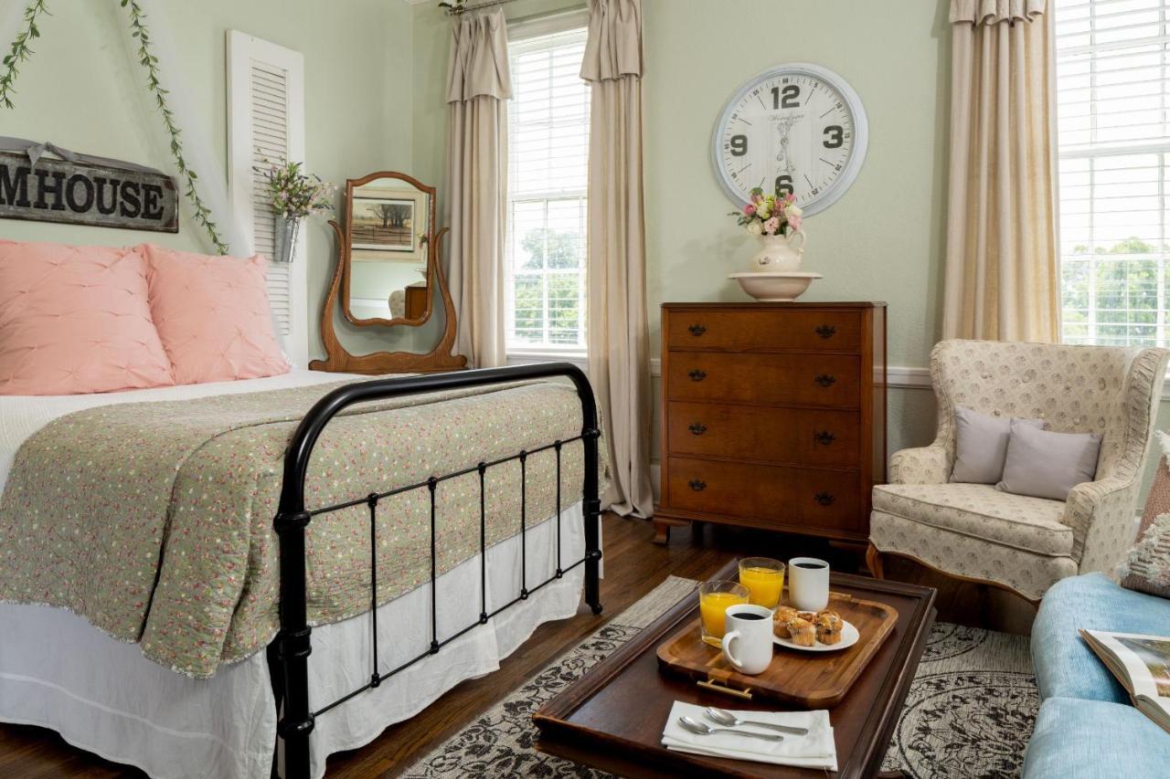 Magnolia Manor And Chapel Bed & Breakfast Humboldt Bagian luar foto