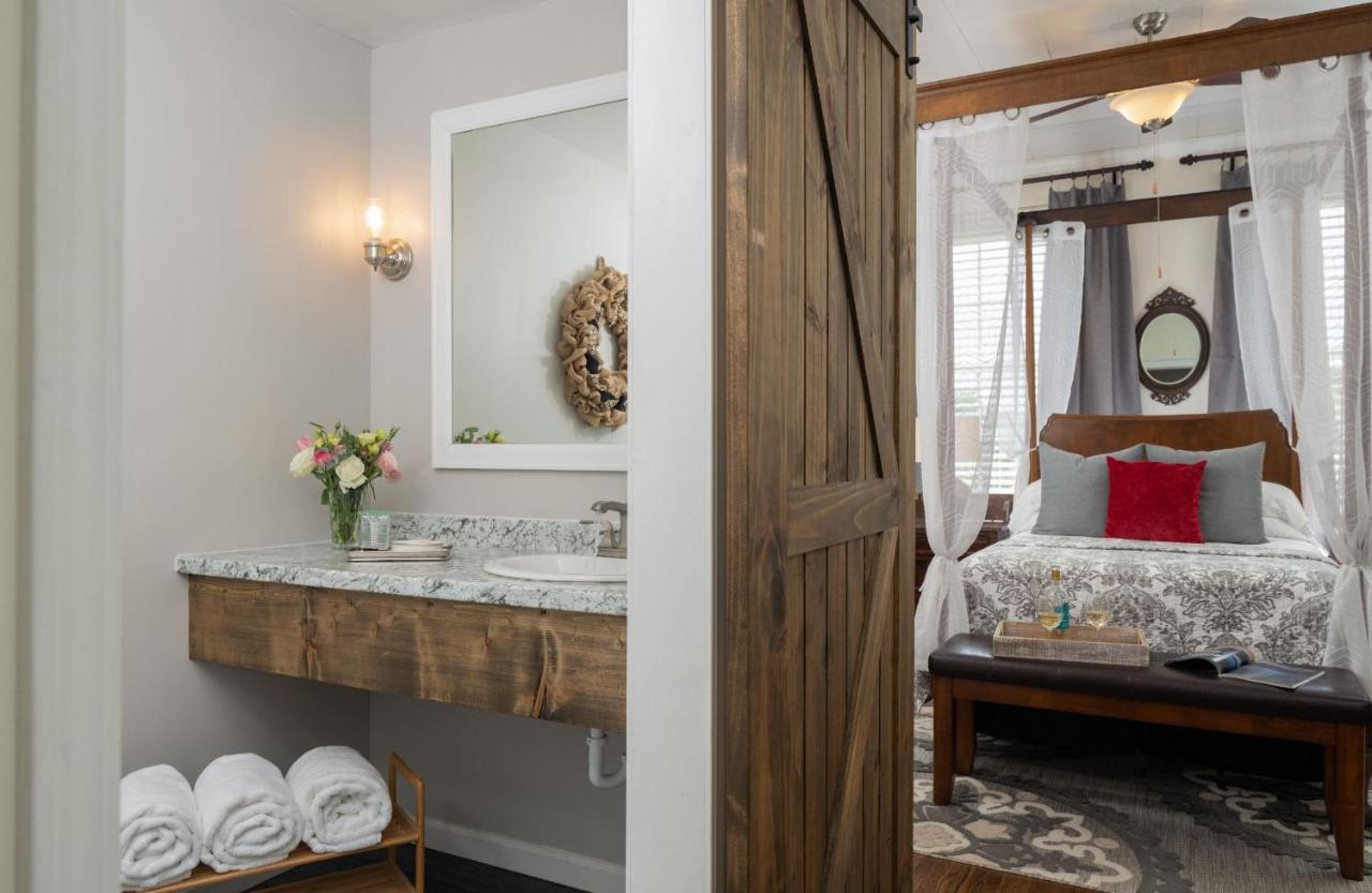 Magnolia Manor And Chapel Bed & Breakfast Humboldt Bagian luar foto