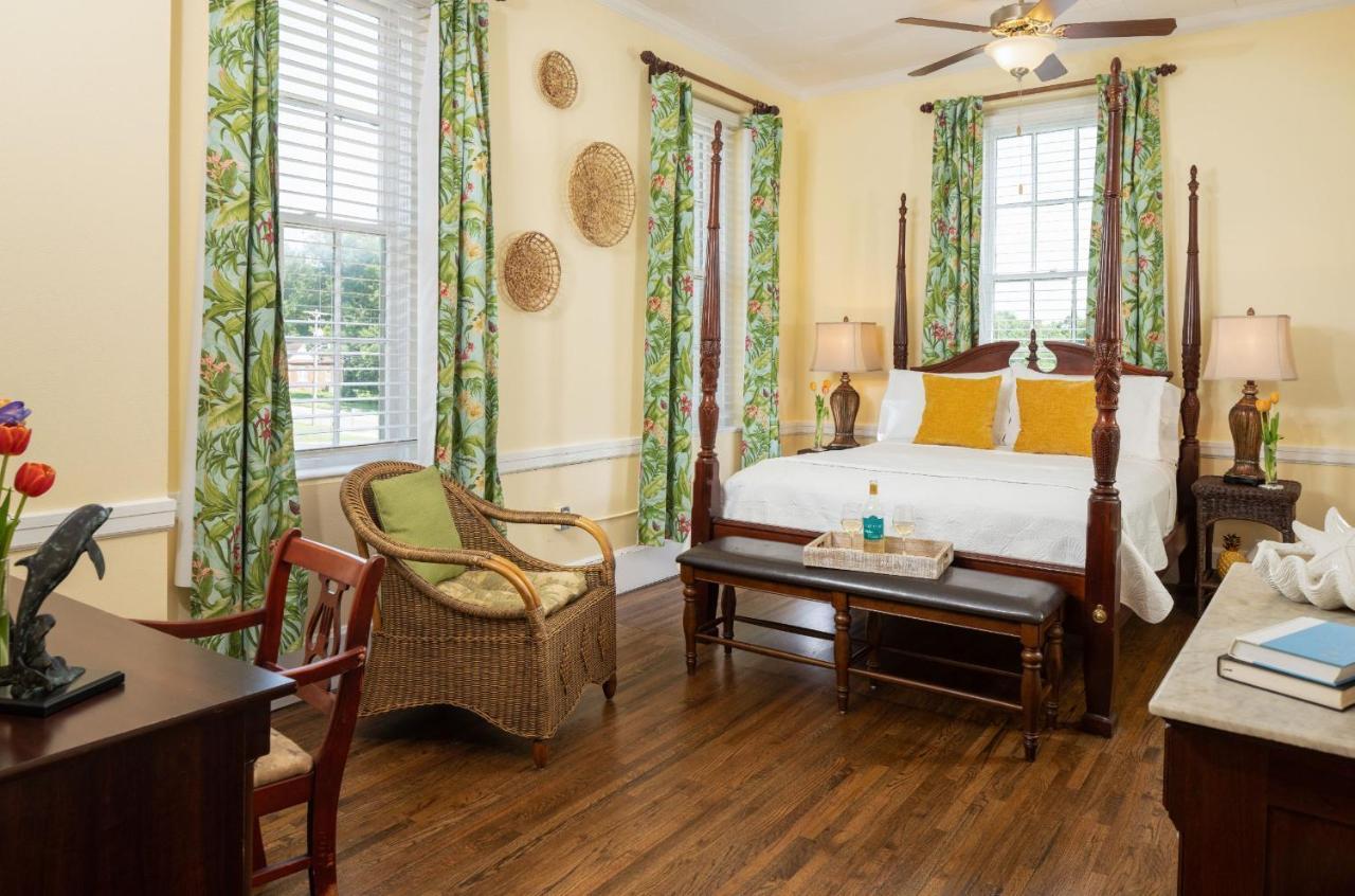 Magnolia Manor And Chapel Bed & Breakfast Humboldt Bagian luar foto