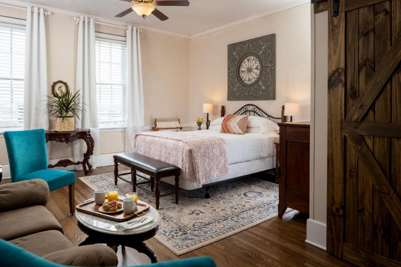 Magnolia Manor And Chapel Bed & Breakfast Humboldt Bagian luar foto