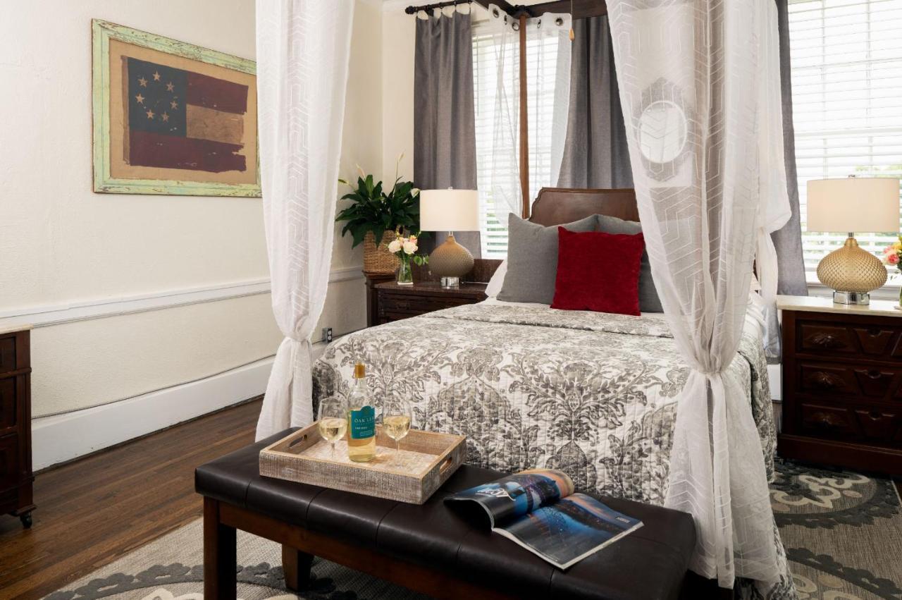 Magnolia Manor And Chapel Bed & Breakfast Humboldt Bagian luar foto