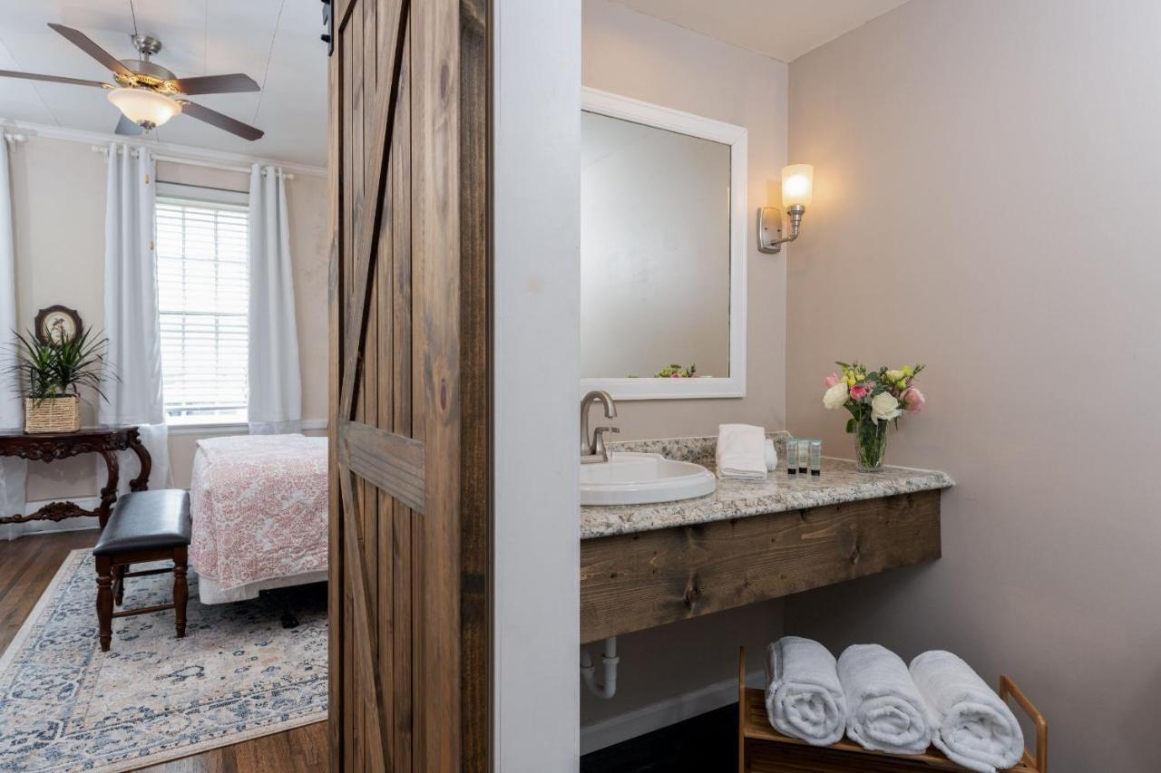 Magnolia Manor And Chapel Bed & Breakfast Humboldt Bagian luar foto