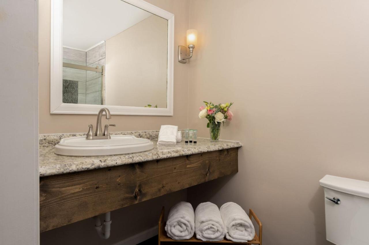 Magnolia Manor And Chapel Bed & Breakfast Humboldt Bagian luar foto