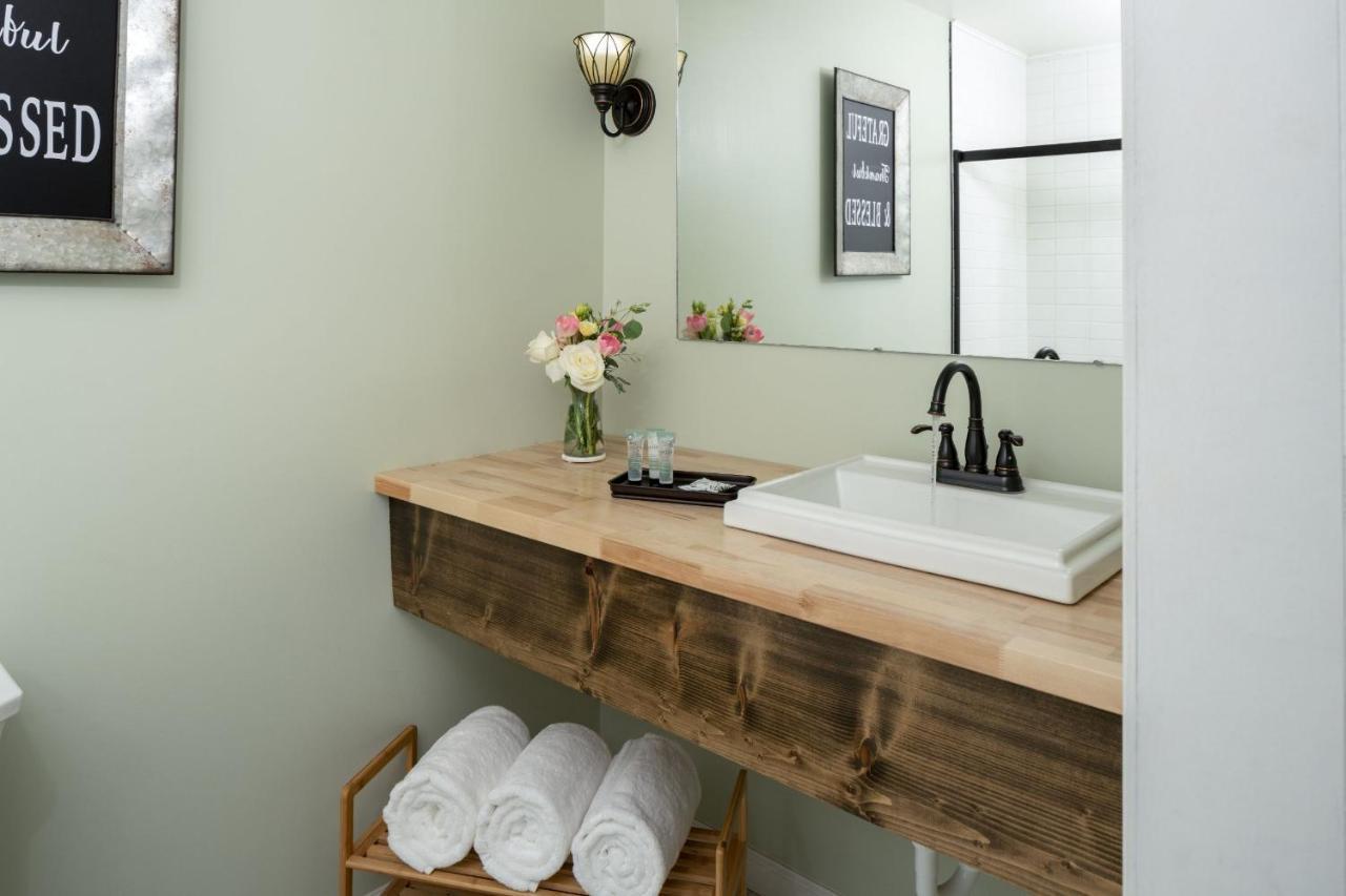 Magnolia Manor And Chapel Bed & Breakfast Humboldt Bagian luar foto