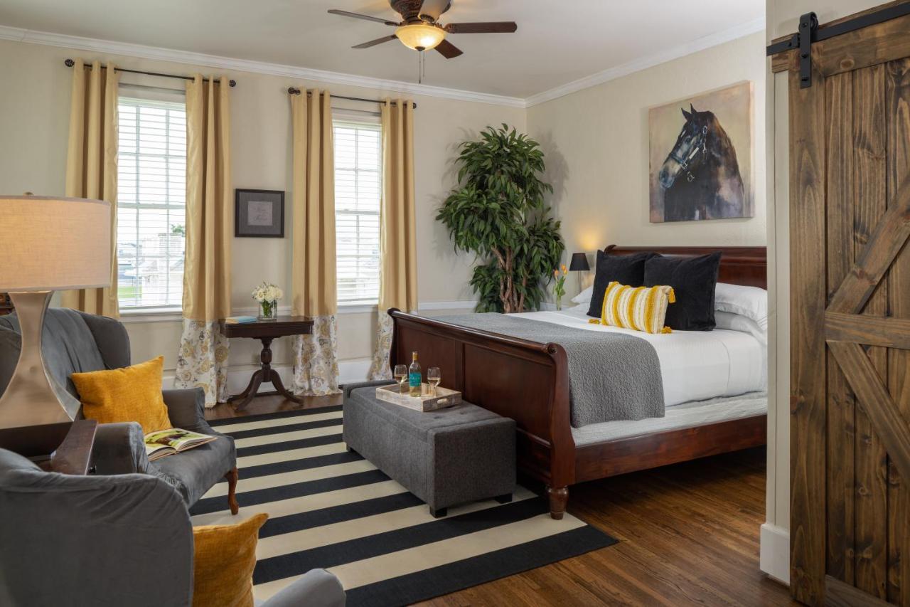 Magnolia Manor And Chapel Bed & Breakfast Humboldt Bagian luar foto