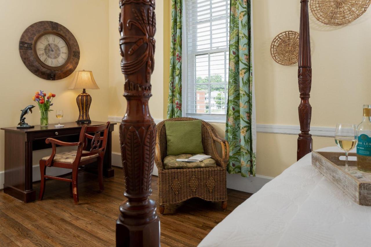 Magnolia Manor And Chapel Bed & Breakfast Humboldt Bagian luar foto