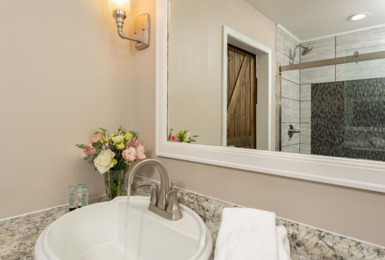 Magnolia Manor And Chapel Bed & Breakfast Humboldt Bagian luar foto