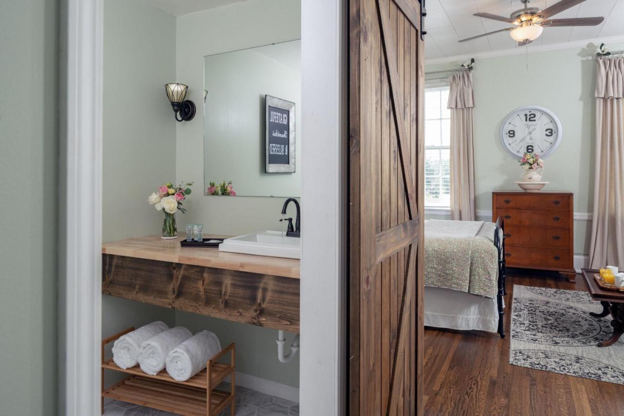 Magnolia Manor And Chapel Bed & Breakfast Humboldt Bagian luar foto