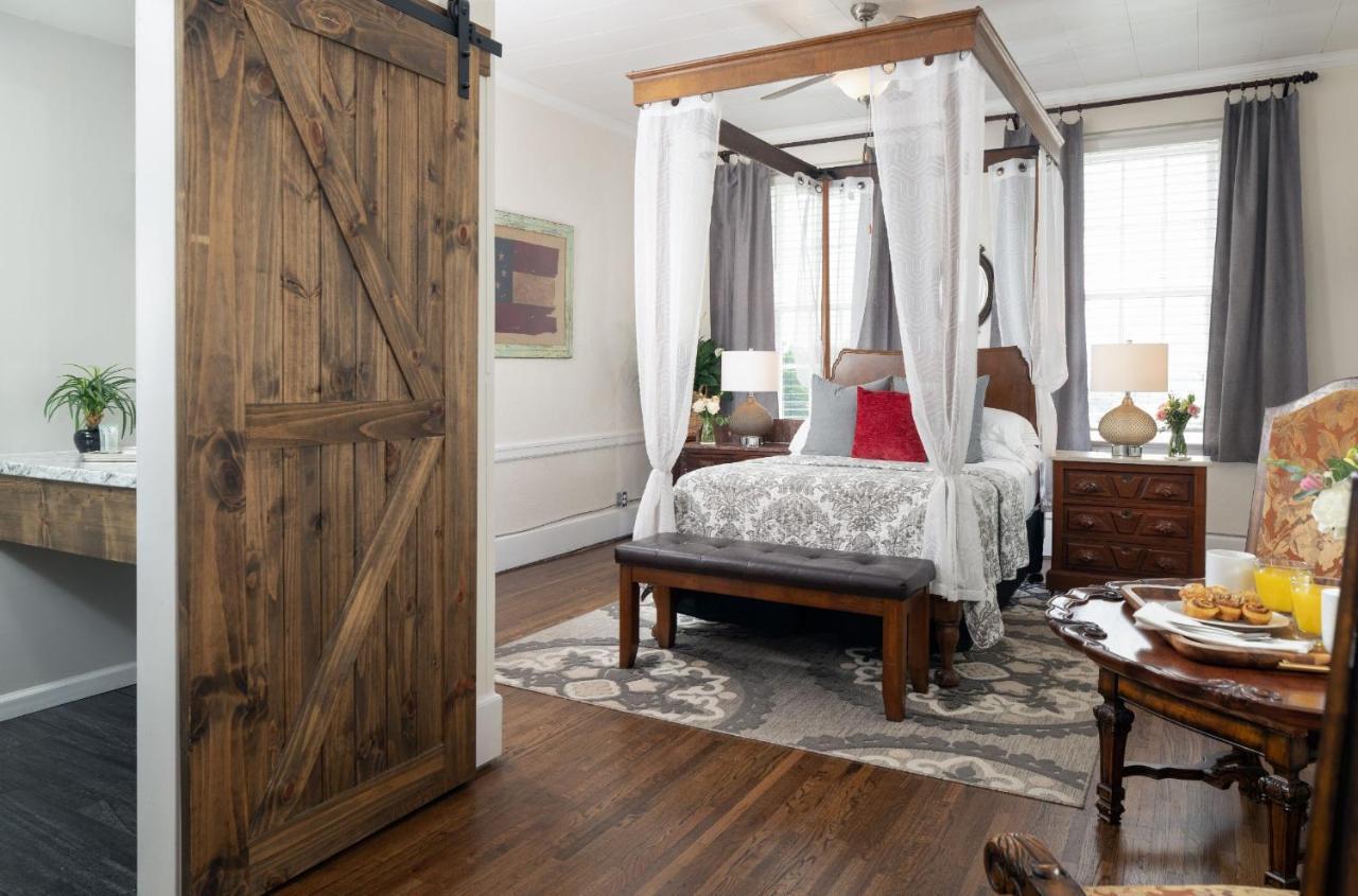 Magnolia Manor And Chapel Bed & Breakfast Humboldt Bagian luar foto